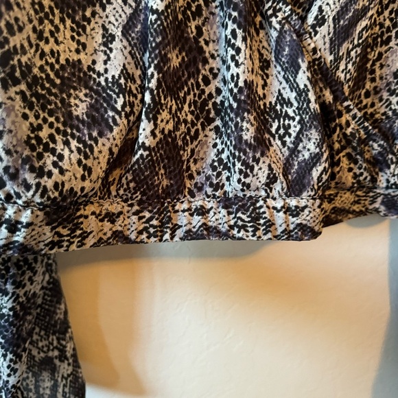 H&M SNAKE PRINT CROSS OVER BLOUSE - Picture 5 of 9